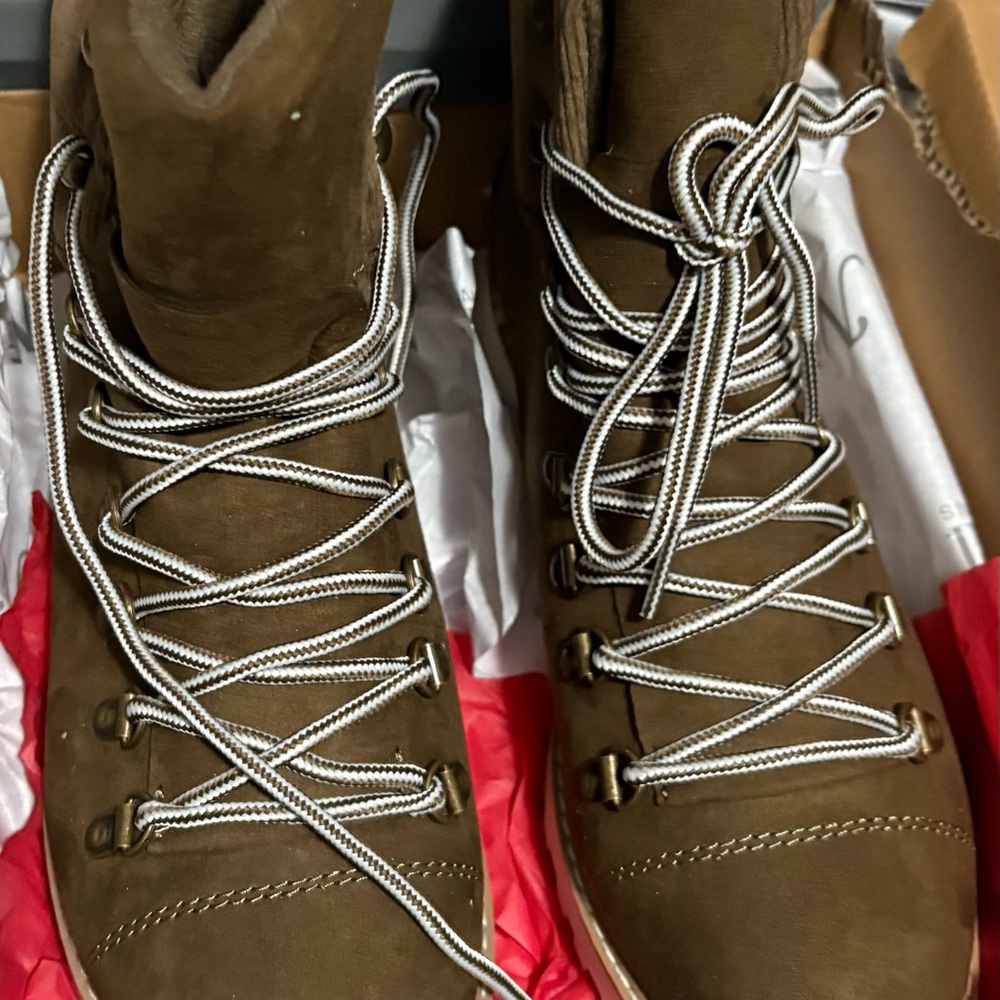 Elegant Lace-Up Ankle Boots in Brown